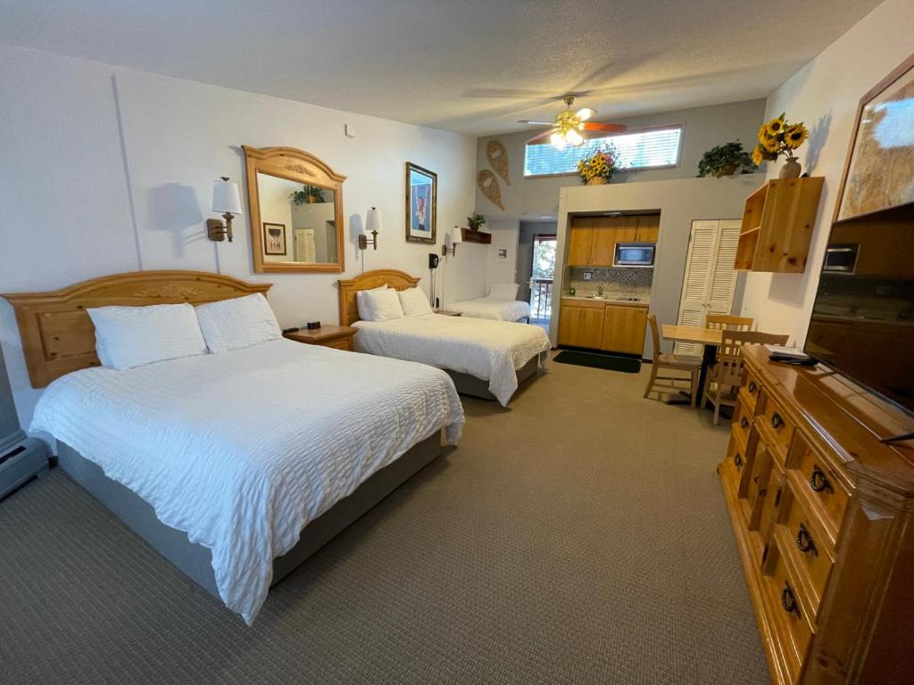 Deluxe Queen Room - Top Floor at Tyrolean Lodge