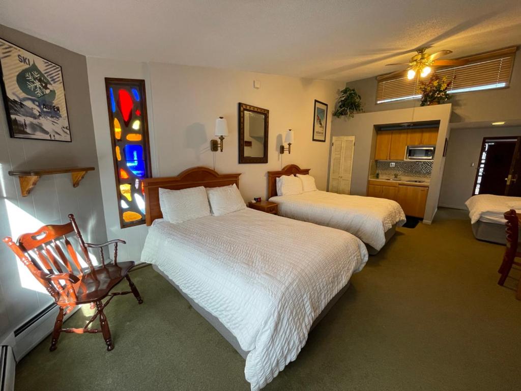 Deluxe Queen Room - Top Floor at Tyrolean Lodge