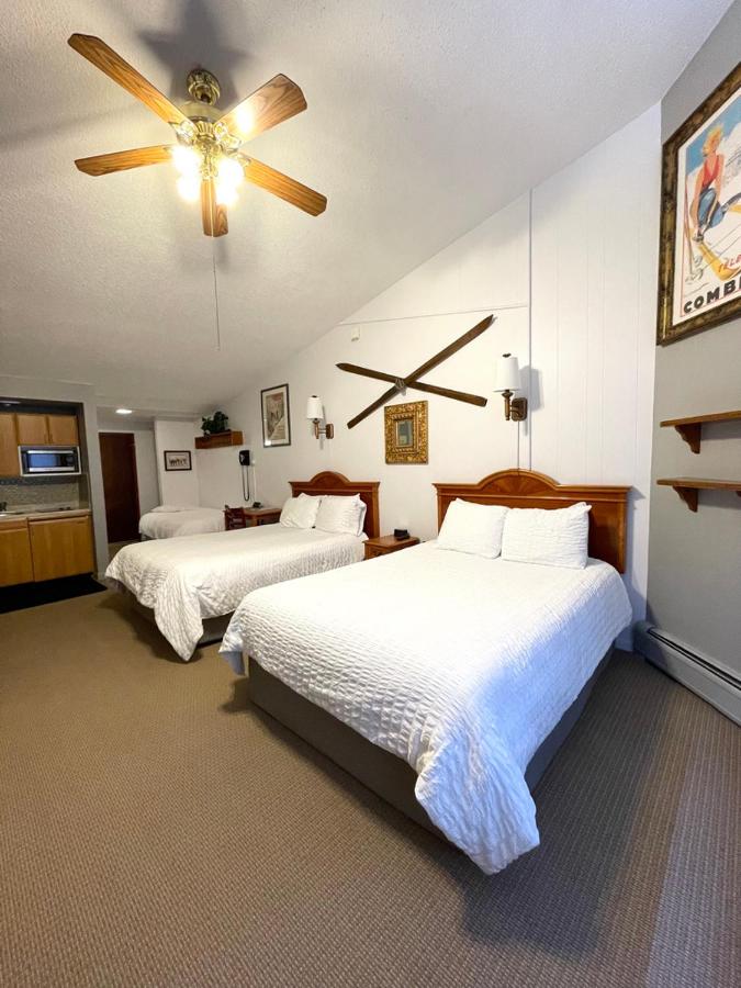 Deluxe Queen Room - Top Floor at Tyrolean Lodge