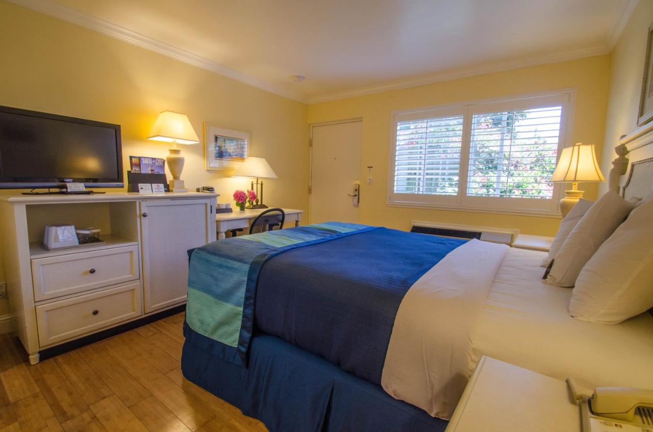Standard King Room at Continental Inn