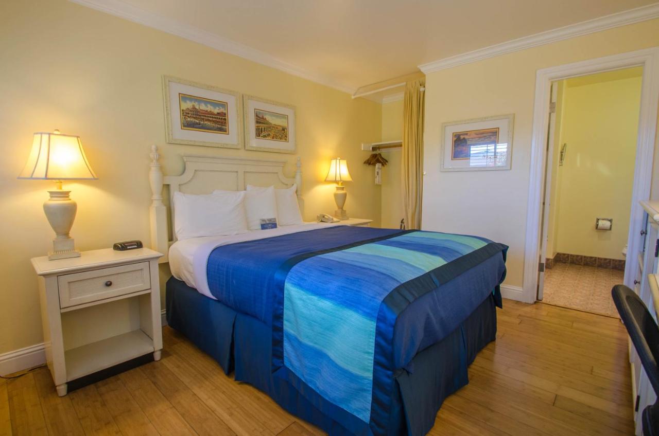 Standard King Room at Continental Inn
