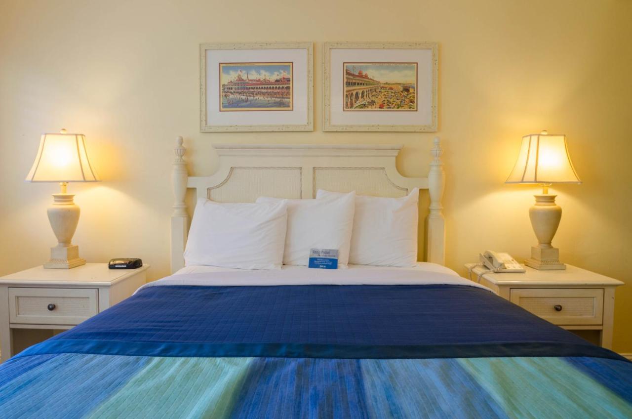 Standard King Room at Continental Inn
