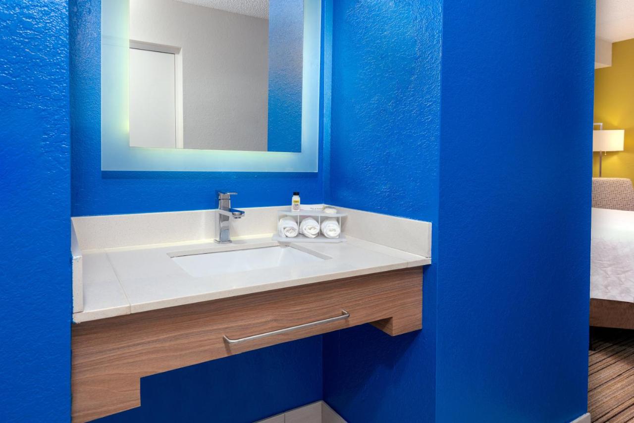 | Holiday Inn Express & Suites Naples North - Bonita Springs, an IHG Hotel