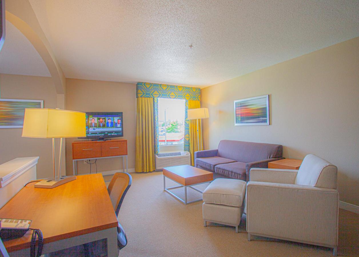  | Holiday Inn & Suites Spring - The Woodlands