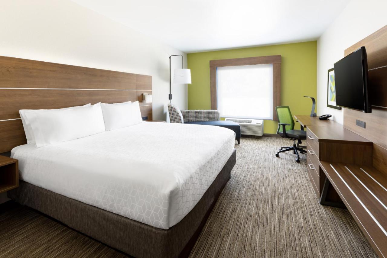 Deluxe King Room - Non-Smoking at Holiday Inn Express & Suites Oakhurst - Yosemite Park Area by IHG