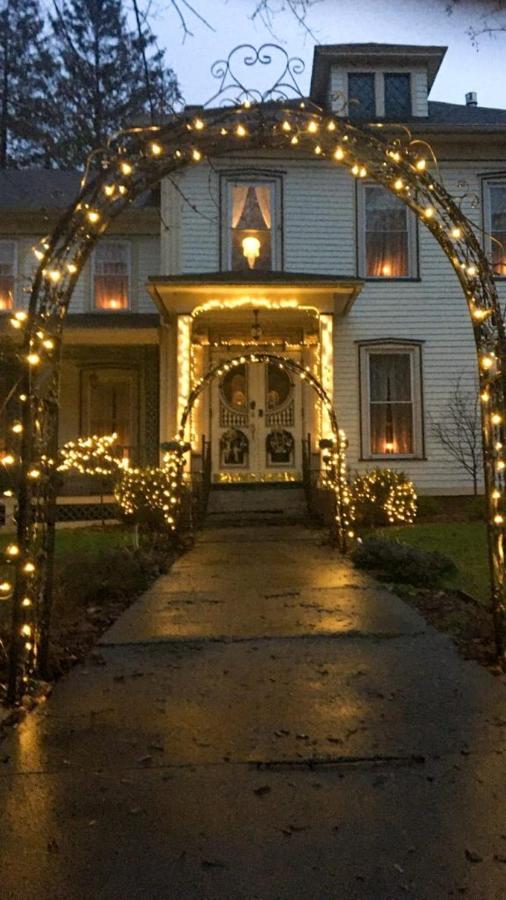 | Raindrops On Roses Bed & Breakfast