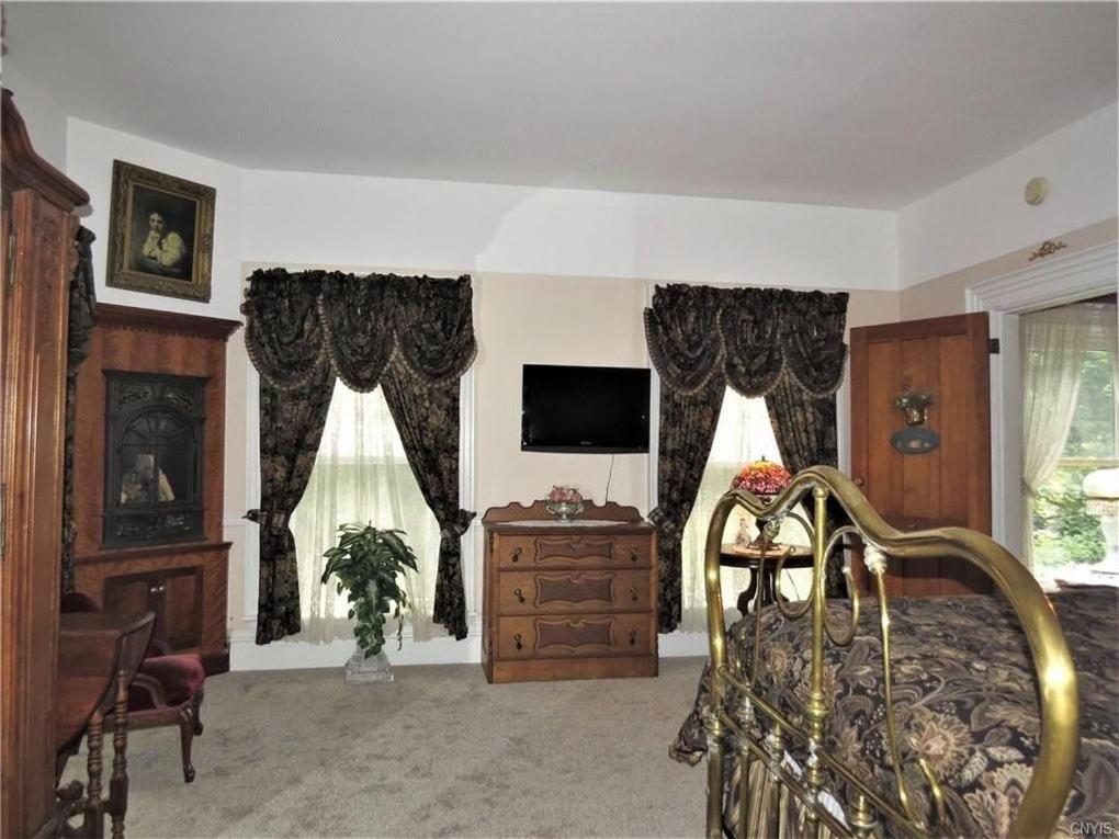 | Raindrops On Roses Bed & Breakfast