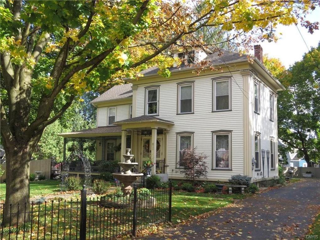 | Raindrops On Roses Bed & Breakfast