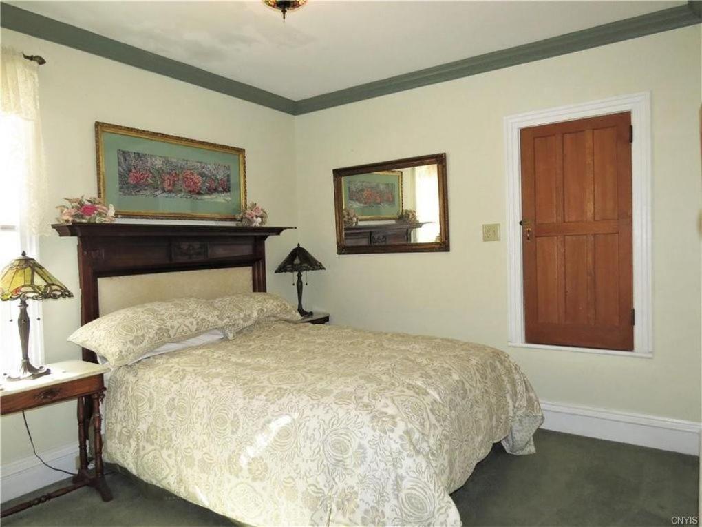 | Raindrops On Roses Bed & Breakfast