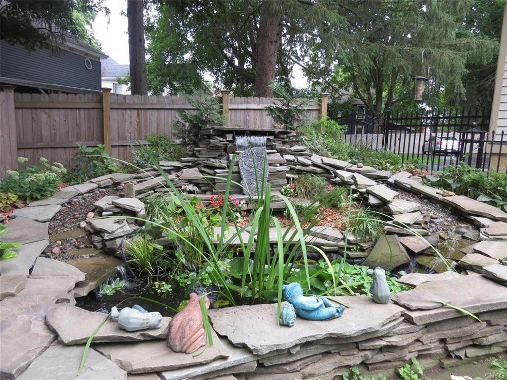 | Raindrops On Roses Bed & Breakfast