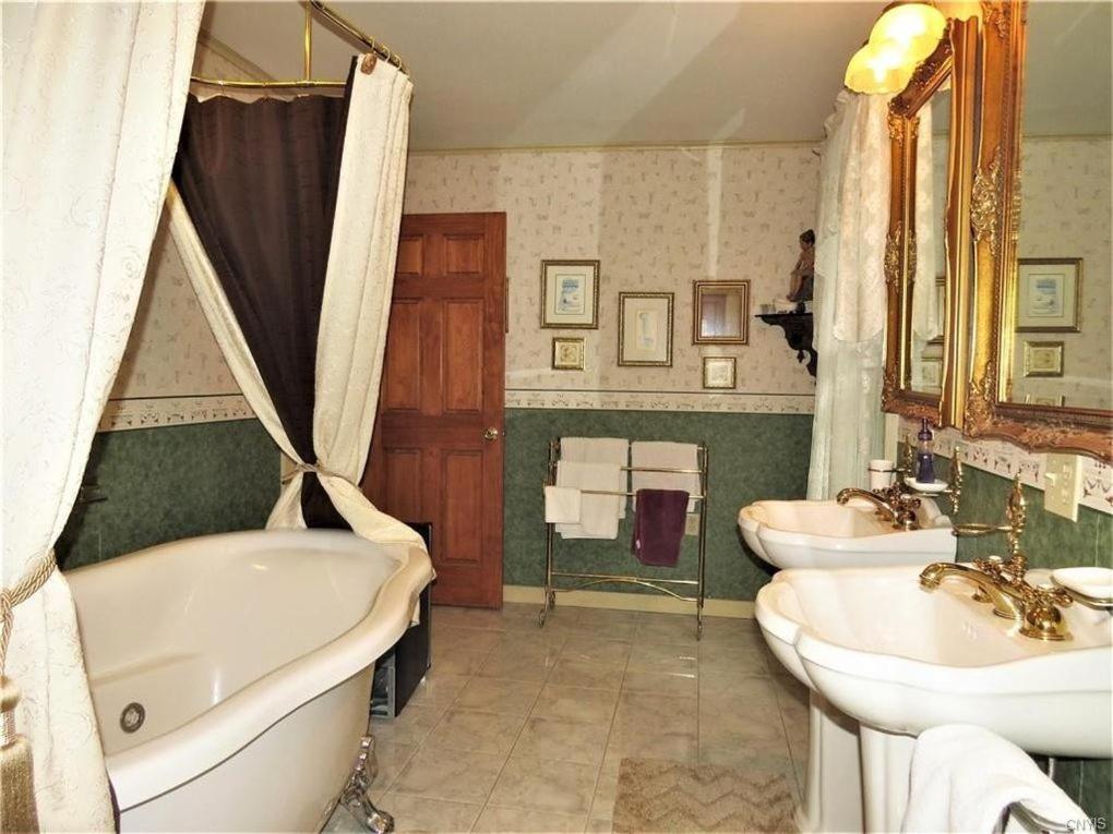 | Raindrops On Roses Bed & Breakfast