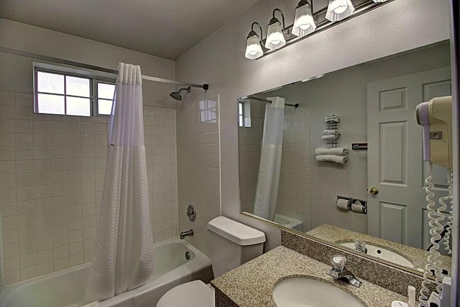 | Days Inn & Suites by Wyndham Lolo