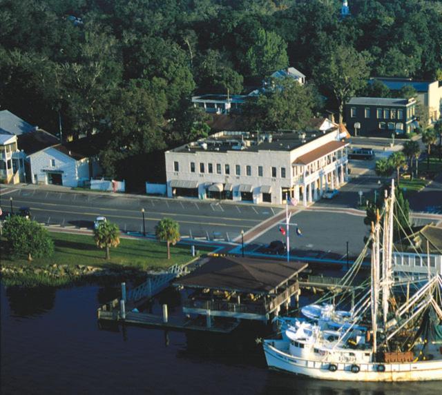 | Riverview Hotel