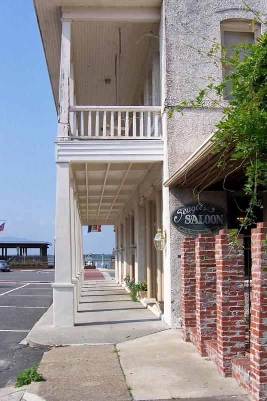 | Riverview Hotel