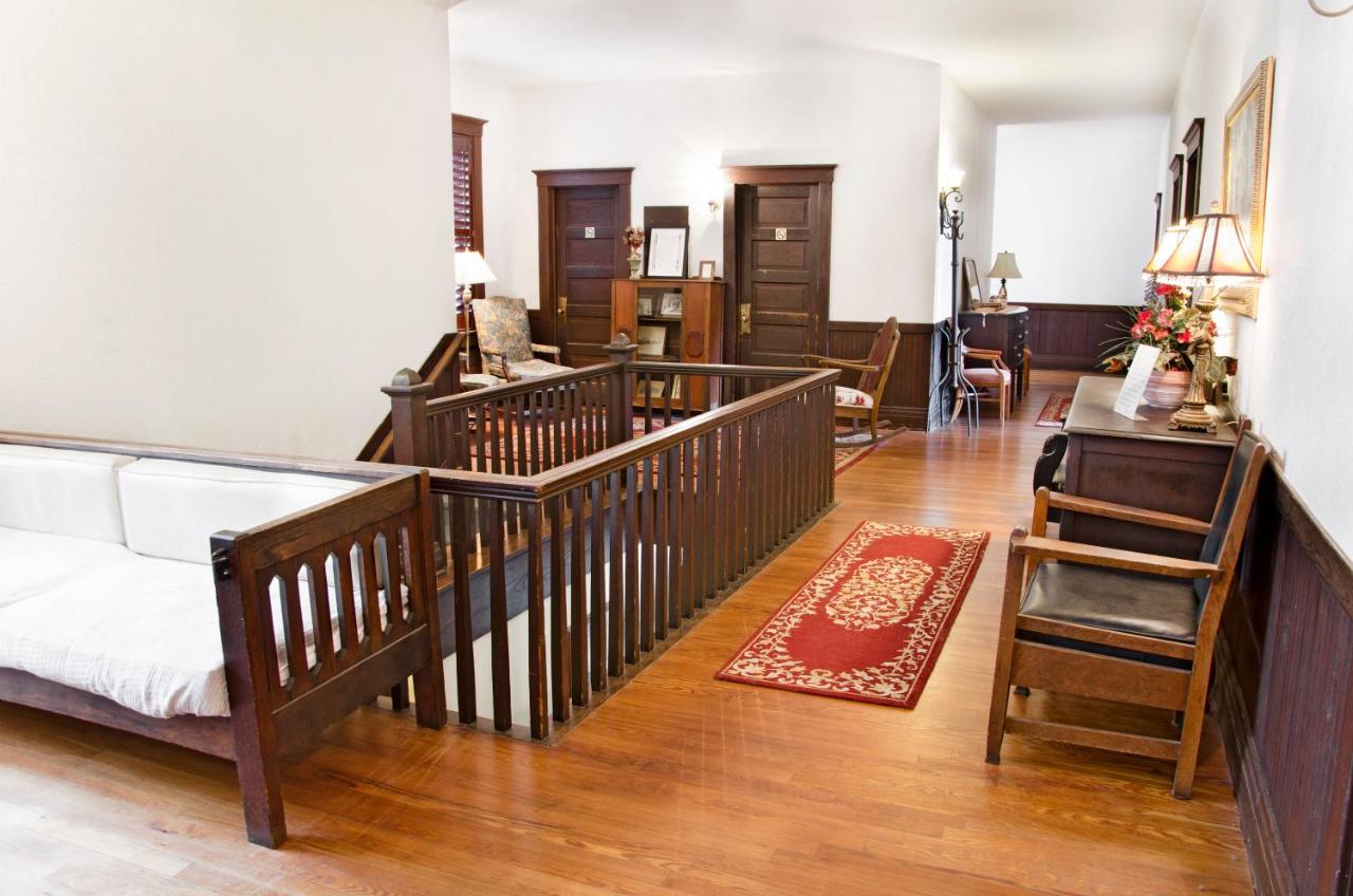| Riverview Hotel