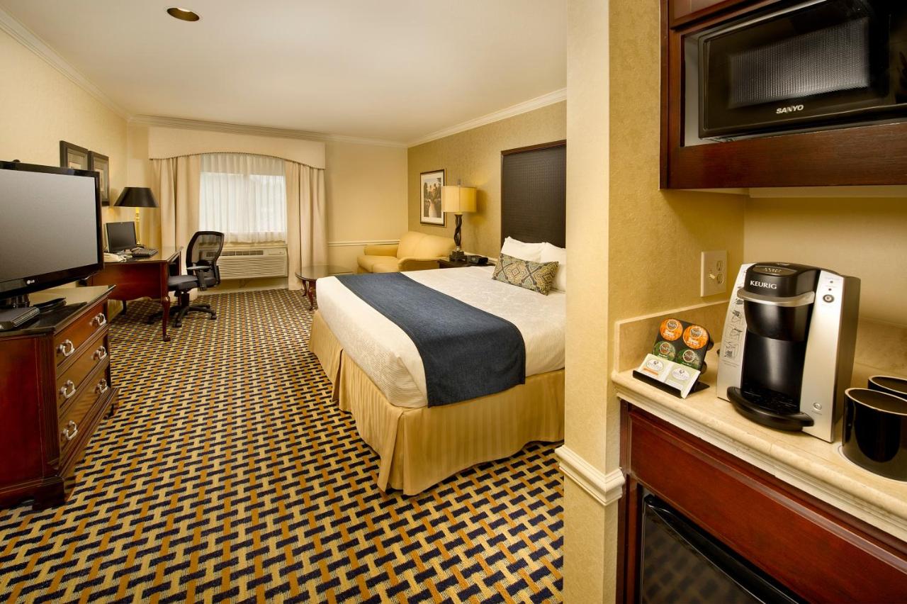 King Suite with Spa Bath - Non Smoking at Best Western Plus Puyallup Hotel