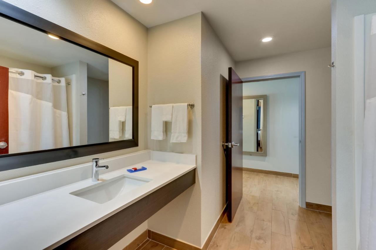 One-Bedroom King Room with Living Area - Non-Smoking at Holiday Inn Express & Suites Ardmore by IHG