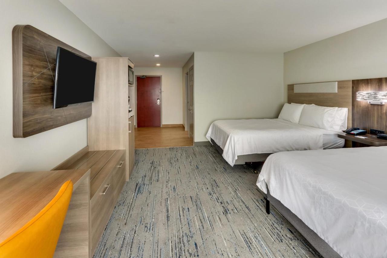 Twin Room - Mobility Access with Bath Tub at Holiday Inn Express & Suites Ardmore by IHG