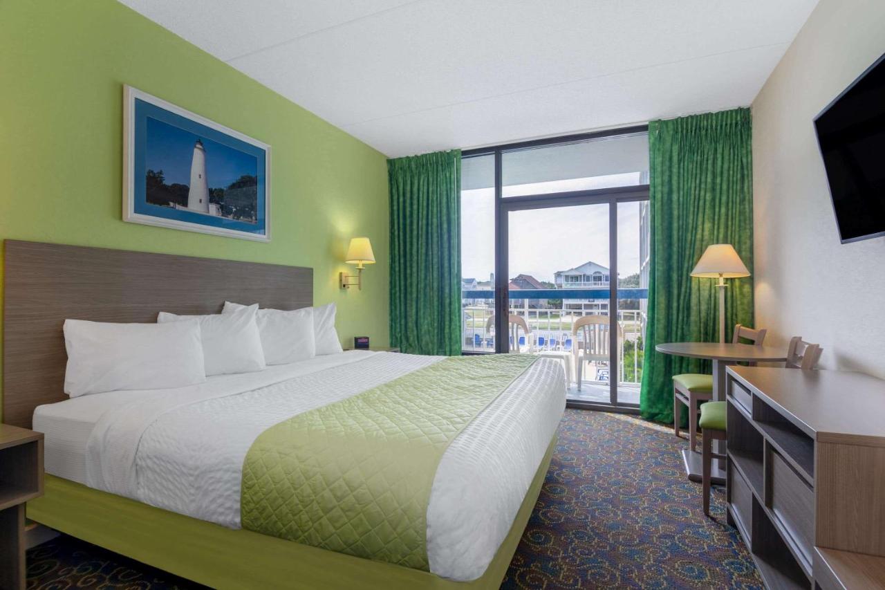 King Room with Pool View - Non-Smoking at Travelodge by Wyndham Outer Banks/Kill Devil Hills