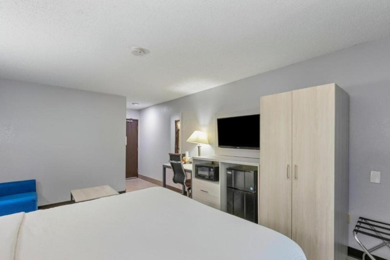 Deluxe King Room - Non-Smoking at Days Inn by Wyndham Savannah Gateway I-95