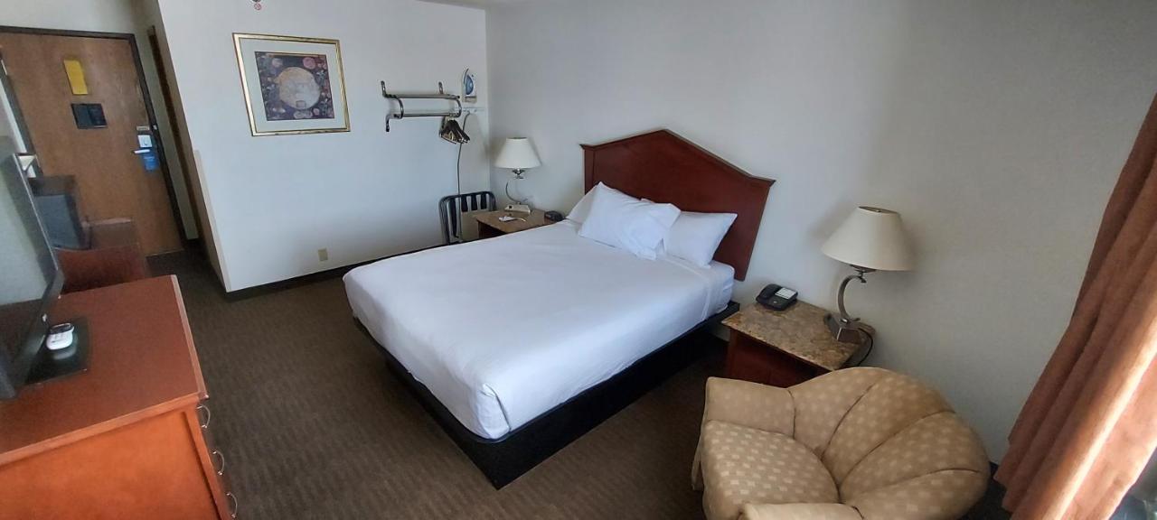 Queen Room - Non-Smoking at Days Inn by Wyndham Willmar
