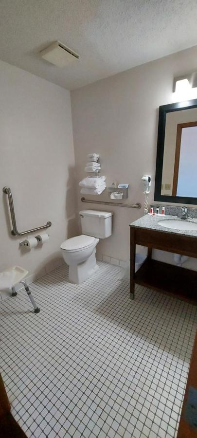 Queen Room - Disability Access at Days Inn by Wyndham Willmar