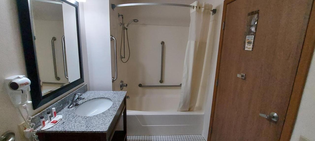 Queen Room - Disability Access at Days Inn by Wyndham Willmar