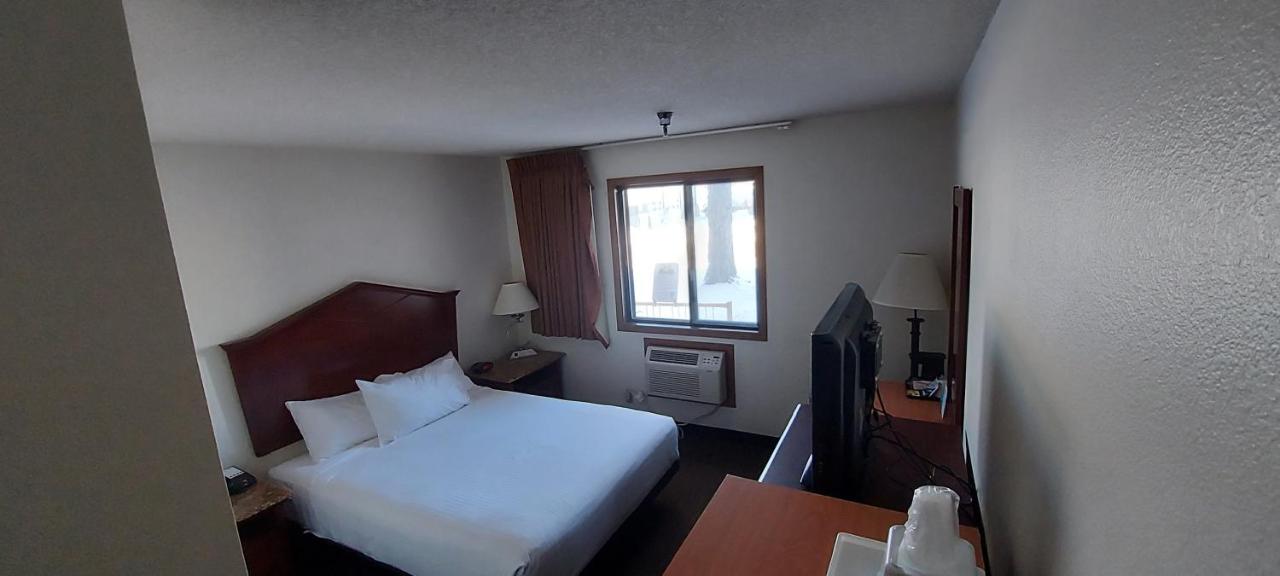Queen Room - Disability Access at Days Inn by Wyndham Willmar