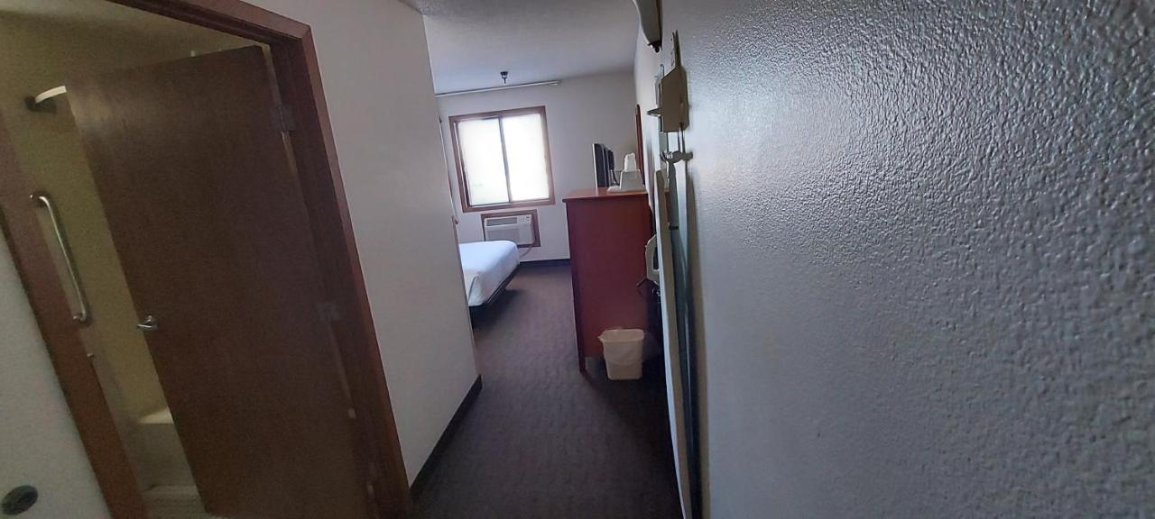 Queen Room - Disability Access at Days Inn by Wyndham Willmar
