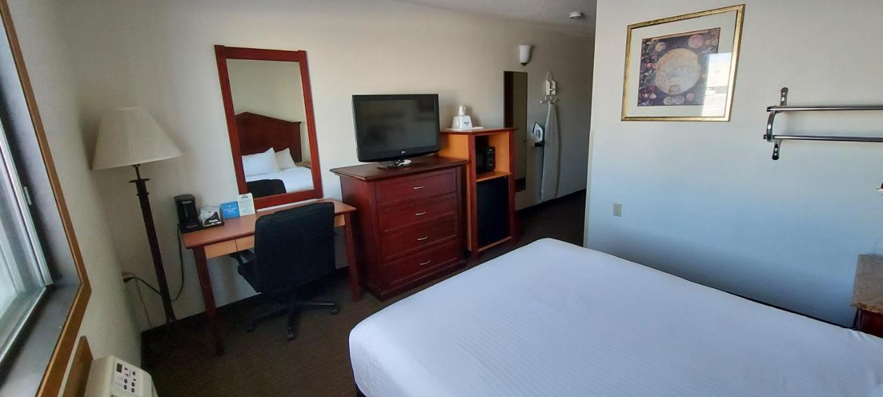 Queen Room - Disability Access at Days Inn by Wyndham Willmar