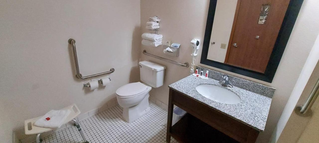Queen Room - Disability Access at Days Inn by Wyndham Willmar