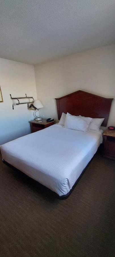 Queen Room - Disability Access at Days Inn by Wyndham Willmar