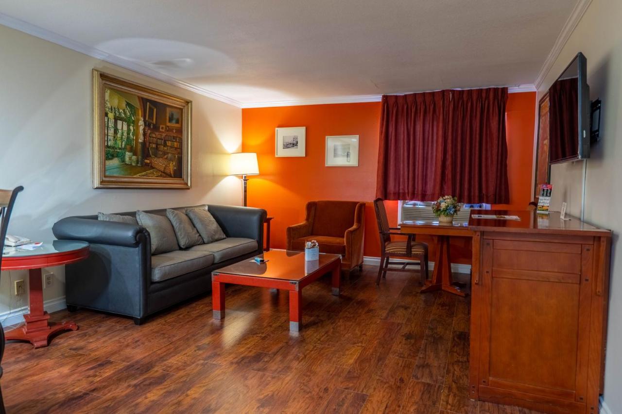 Deluxe King Suite at Howard Johnson by Wyndham Buena Park