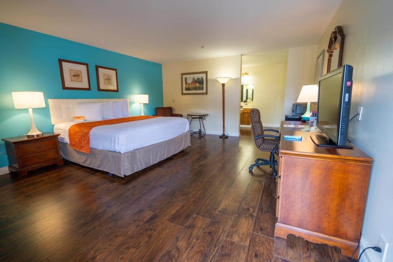 Superior King Room - Non-Smoking at Howard Johnson by Wyndham Buena Park