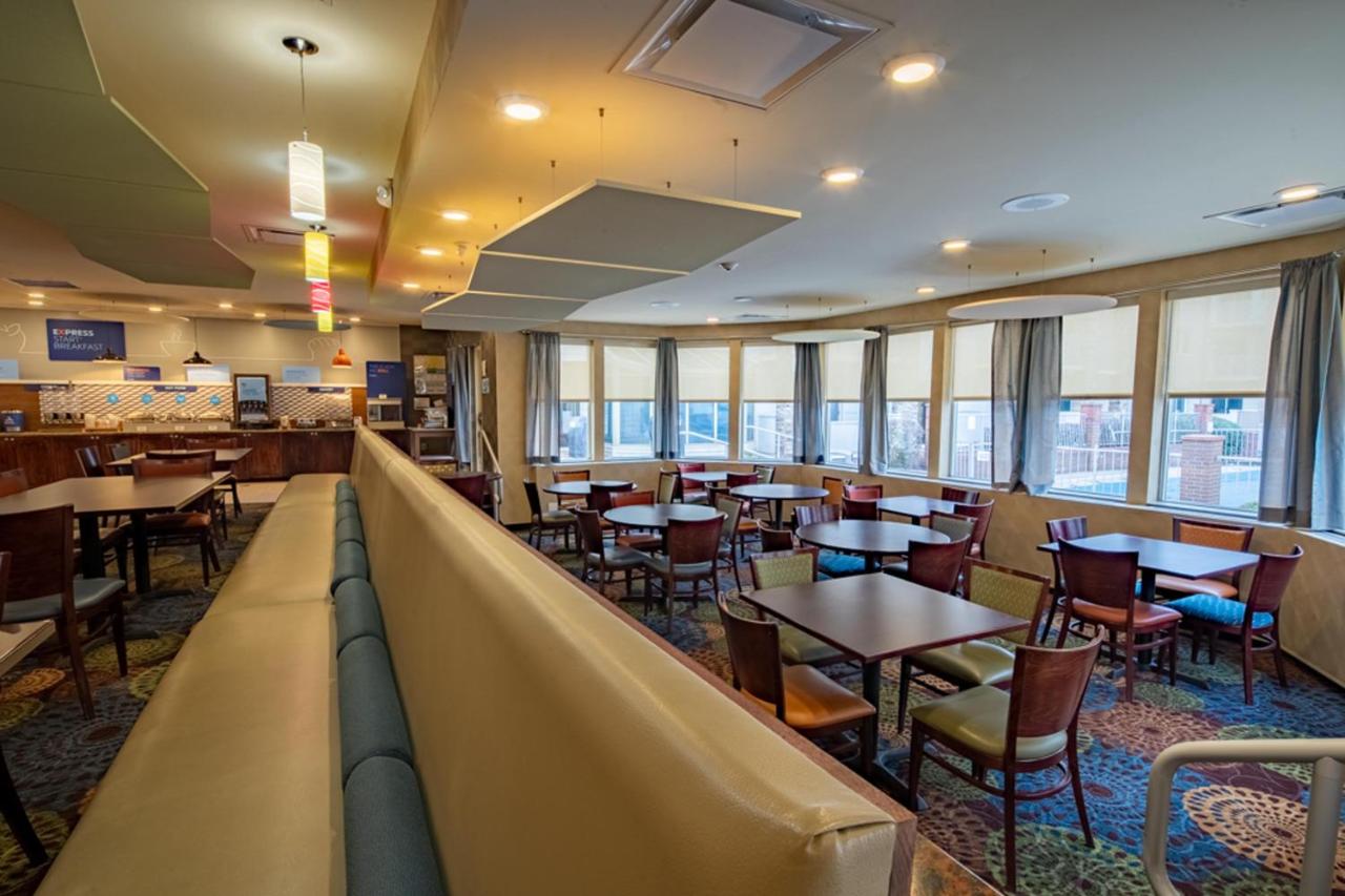  | Holiday Inn Express Hotel & Suites Pittsburgh Airport, an IHG Hotel