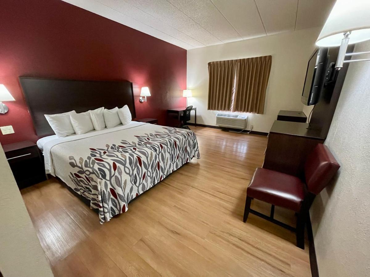 King Room – Disability Access/Non-Smoking at Red Roof Inn Sandusky - Milan