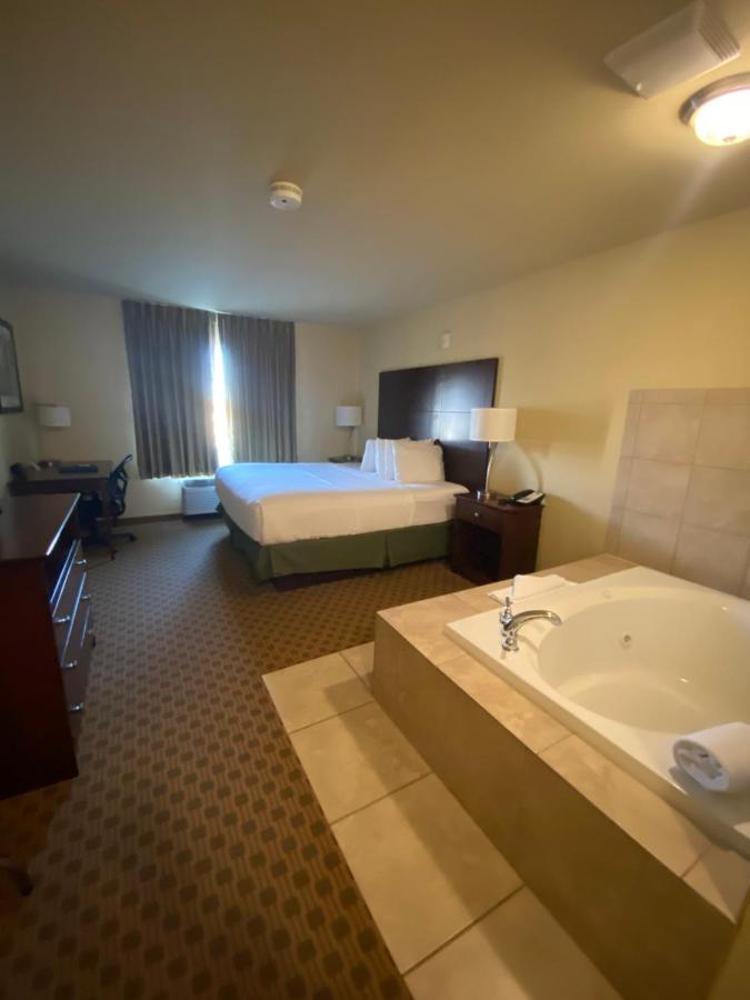 Suite at Cobblestone Hotel & Suites – Broken Bow