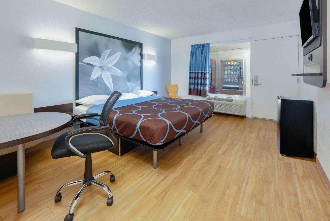 | Super 8 by Wyndham Fort Smith