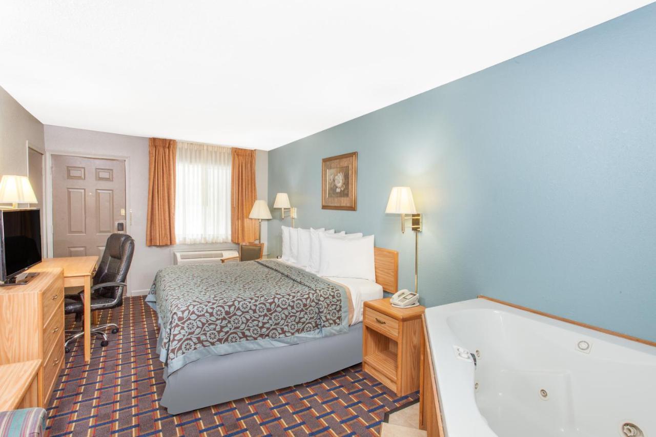 Deluxe King Room - Non-Smoking at Days Inn by Wyndham Farmer City