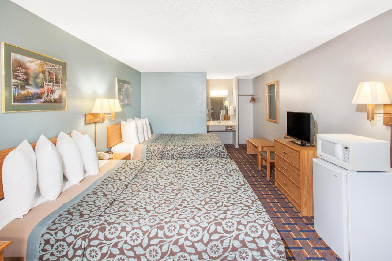 Queen Room with Two Queen Beds - Non-Smoking at Days Inn by Wyndham Farmer City