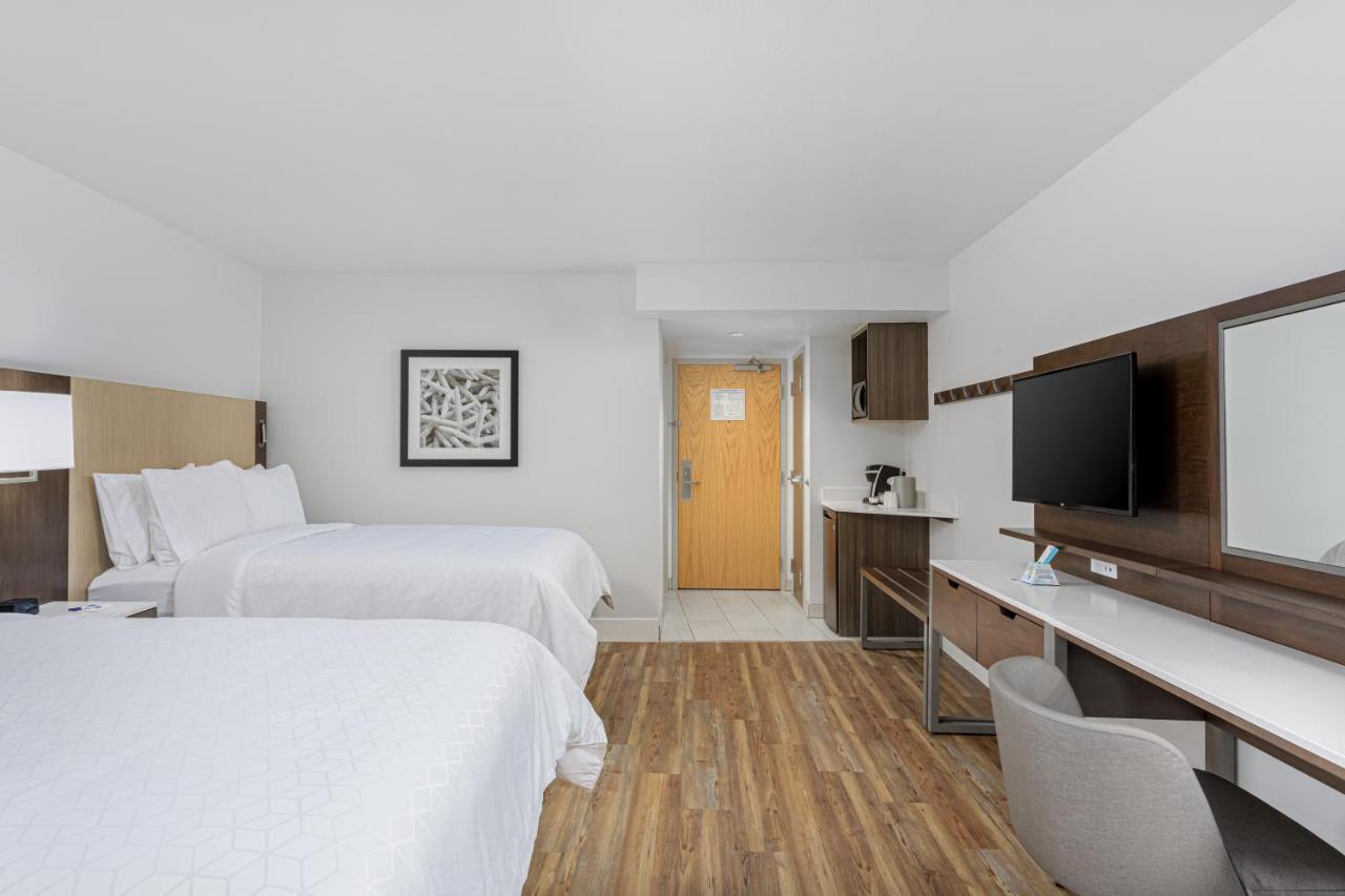 Deluxe Queen Room at Holiday Inn Express Pensacola Beach by IHG