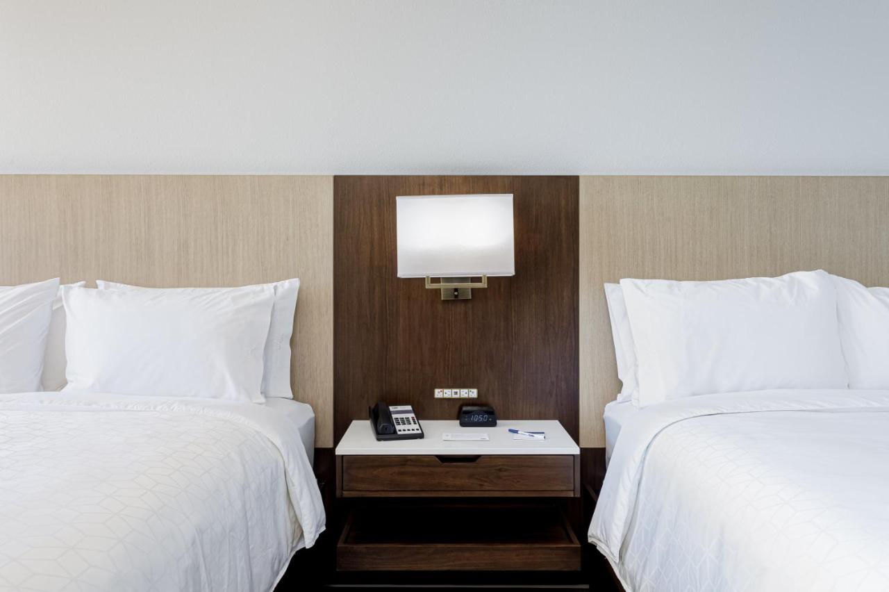 Deluxe Queen Room at Holiday Inn Express Pensacola Beach by IHG