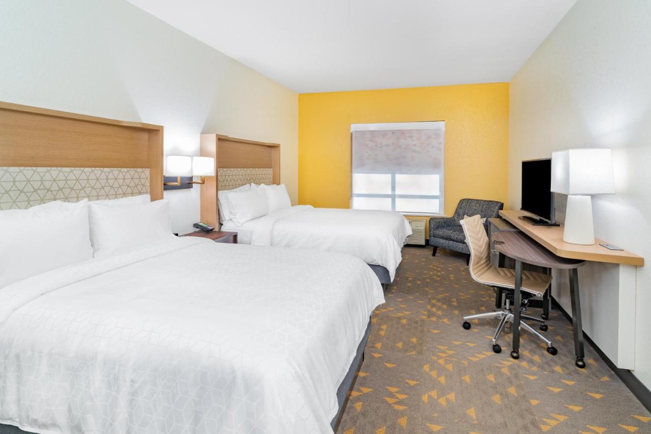 Queen Room with Two Queen Beds at Holiday Inn Southaven Central - Memphis by IHG