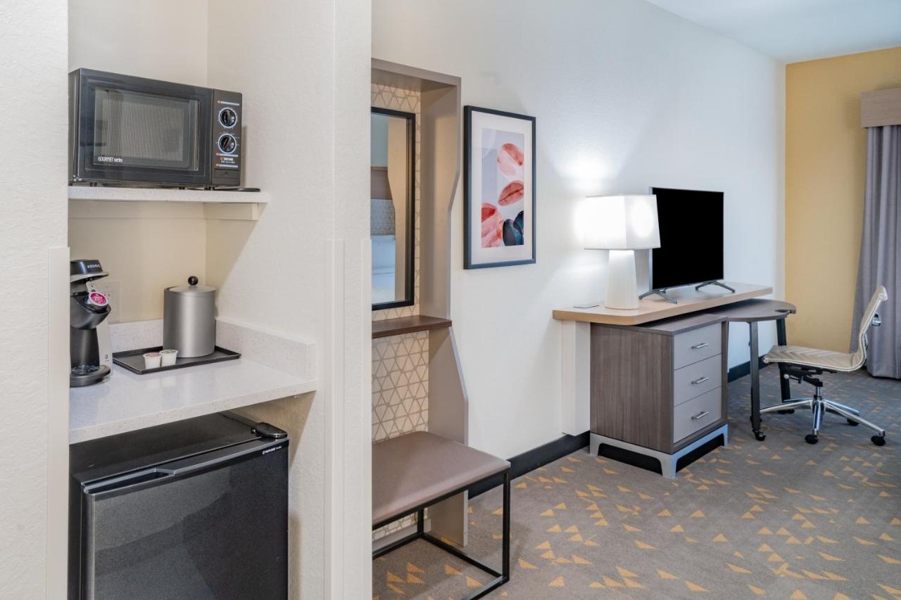 Deluxe King Room - Mobility Access at Holiday Inn Southaven Central - Memphis by IHG