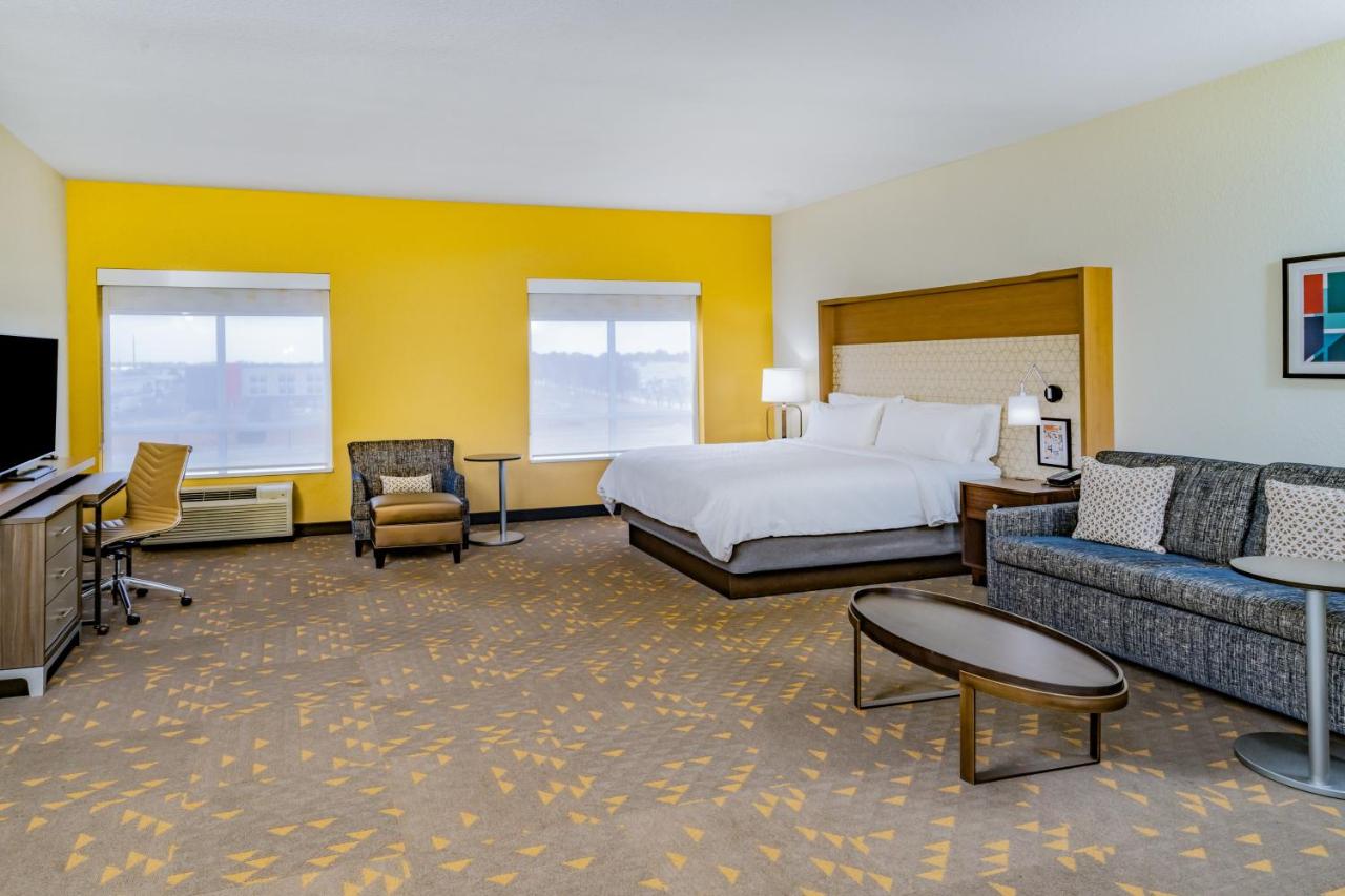 Deluxe King Room with Sofa Bed at Holiday Inn Southaven Central - Memphis by IHG