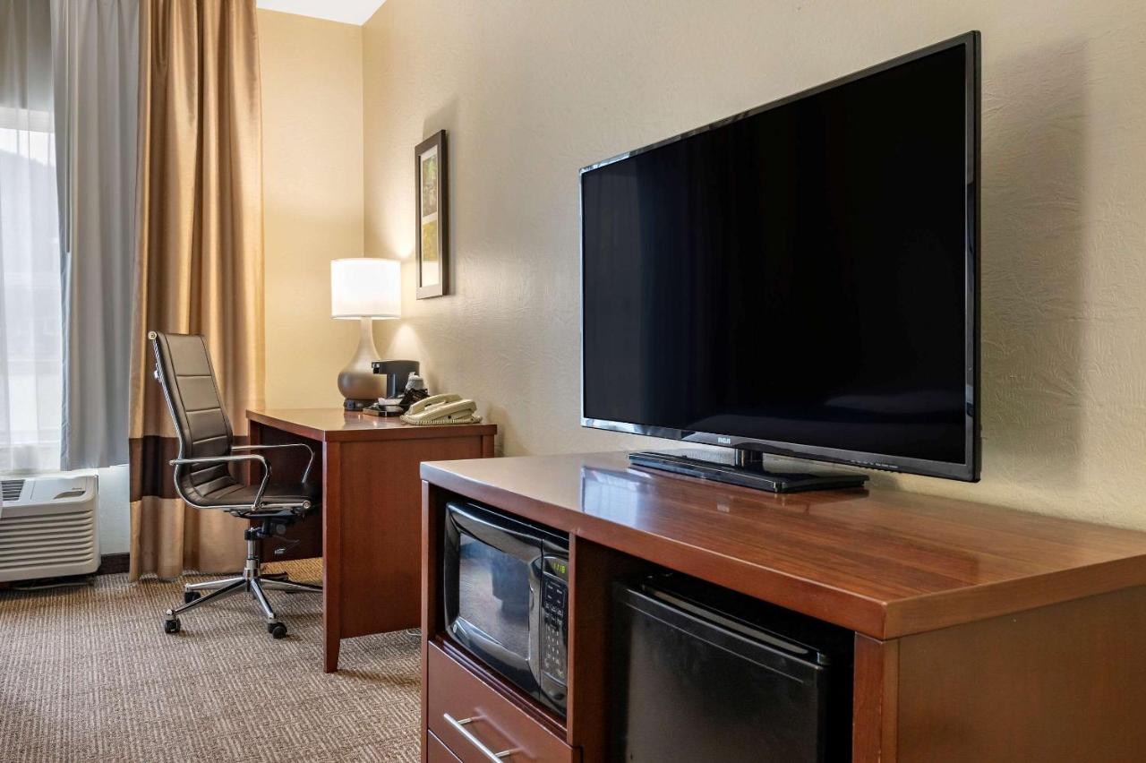 Queen Room with Two Queen Beds at Comfort Inn & Suites Northern Kentucky