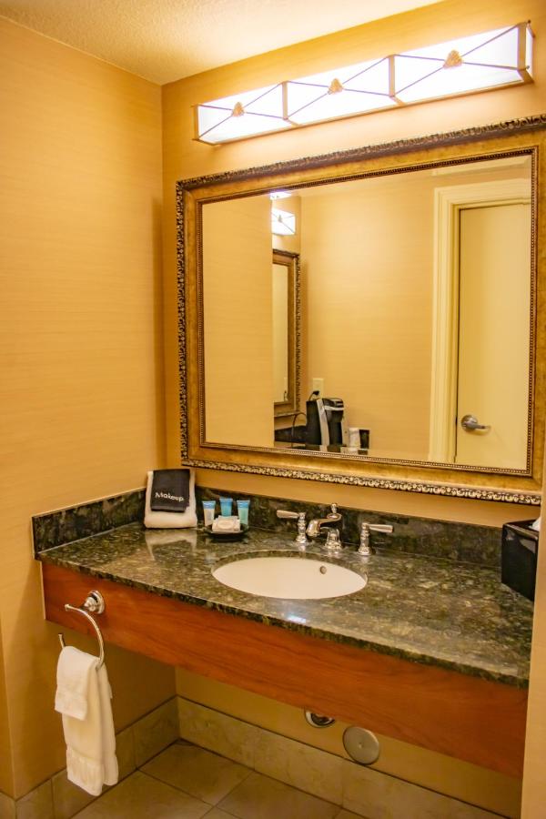 Deluxe Queen Room at Three Rivers Casino Resort