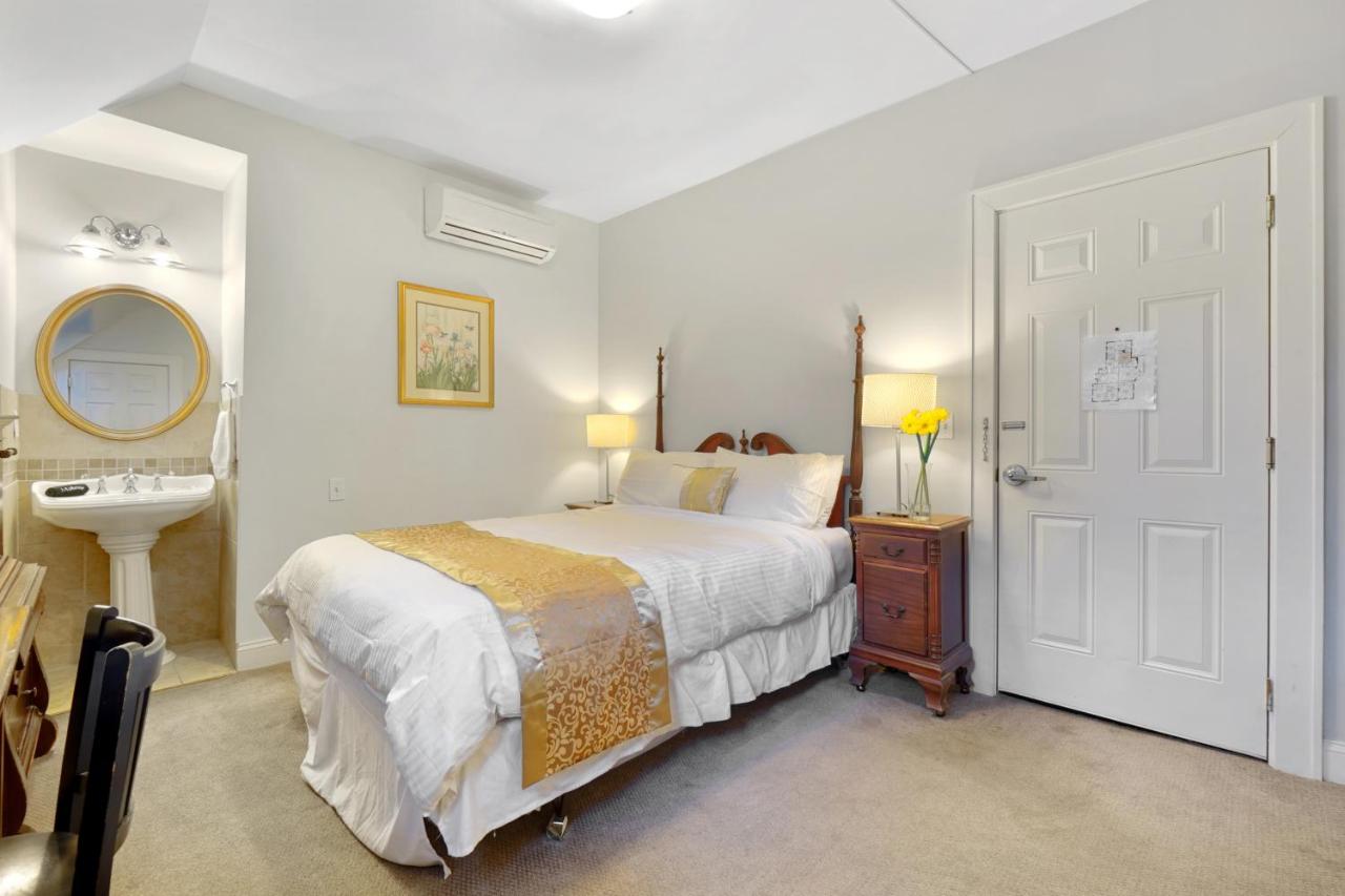| DeBary Inn