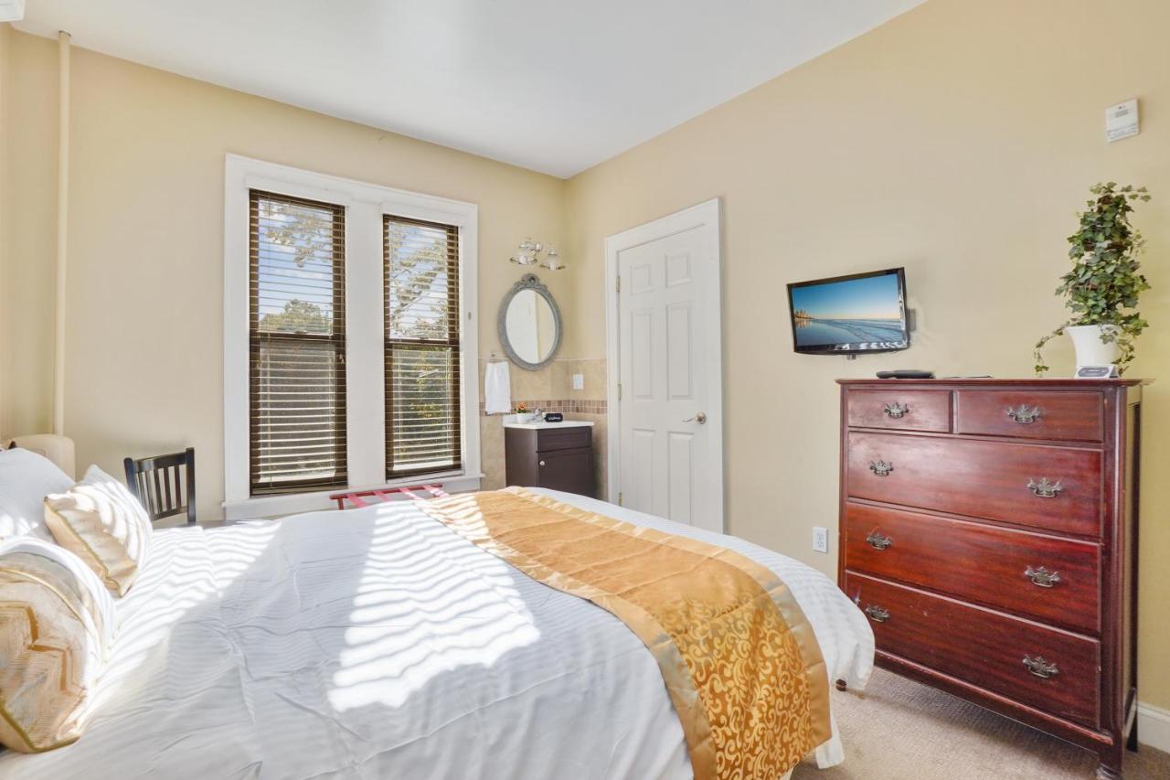 | DeBary Inn