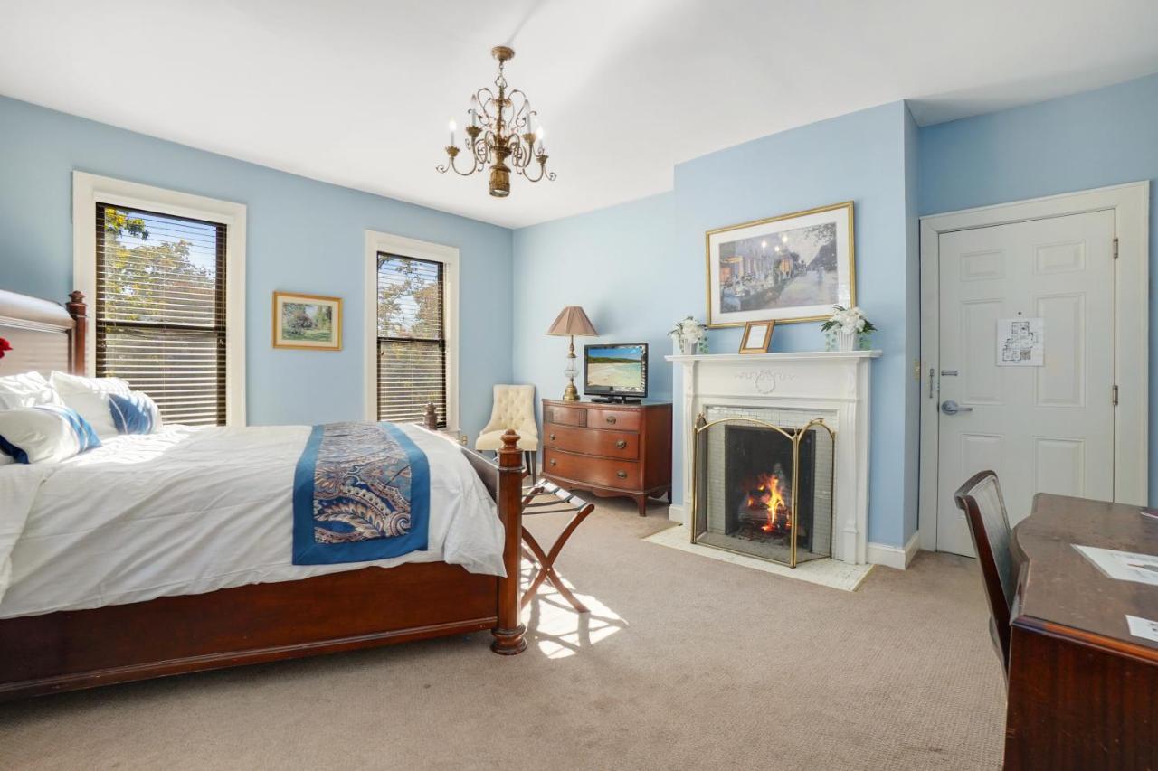 | DeBary Inn